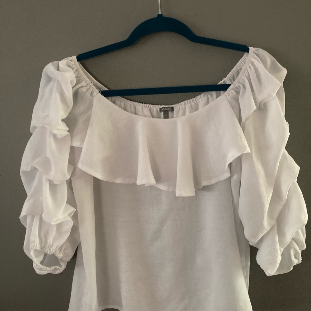 IN EXCELLENT CONDITION! CHARLOTTE RUSSE SCOOP OFF THE SHOULDER TOP SIZE S